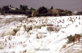 Pamukkale. Pamukkale è una delle meraviglie naturali più straordinarie della Turchia. La grande attrazione è questa immensità bianca della roccia coi.