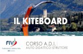 CORSO ALLIEVI ISTRUTTORI KITEBOARDUn kiteboard si definisce in normale postura di navigazione quando naviga sui talloni (heel side), con entrambe le mani sulla barra. Un kiteboard